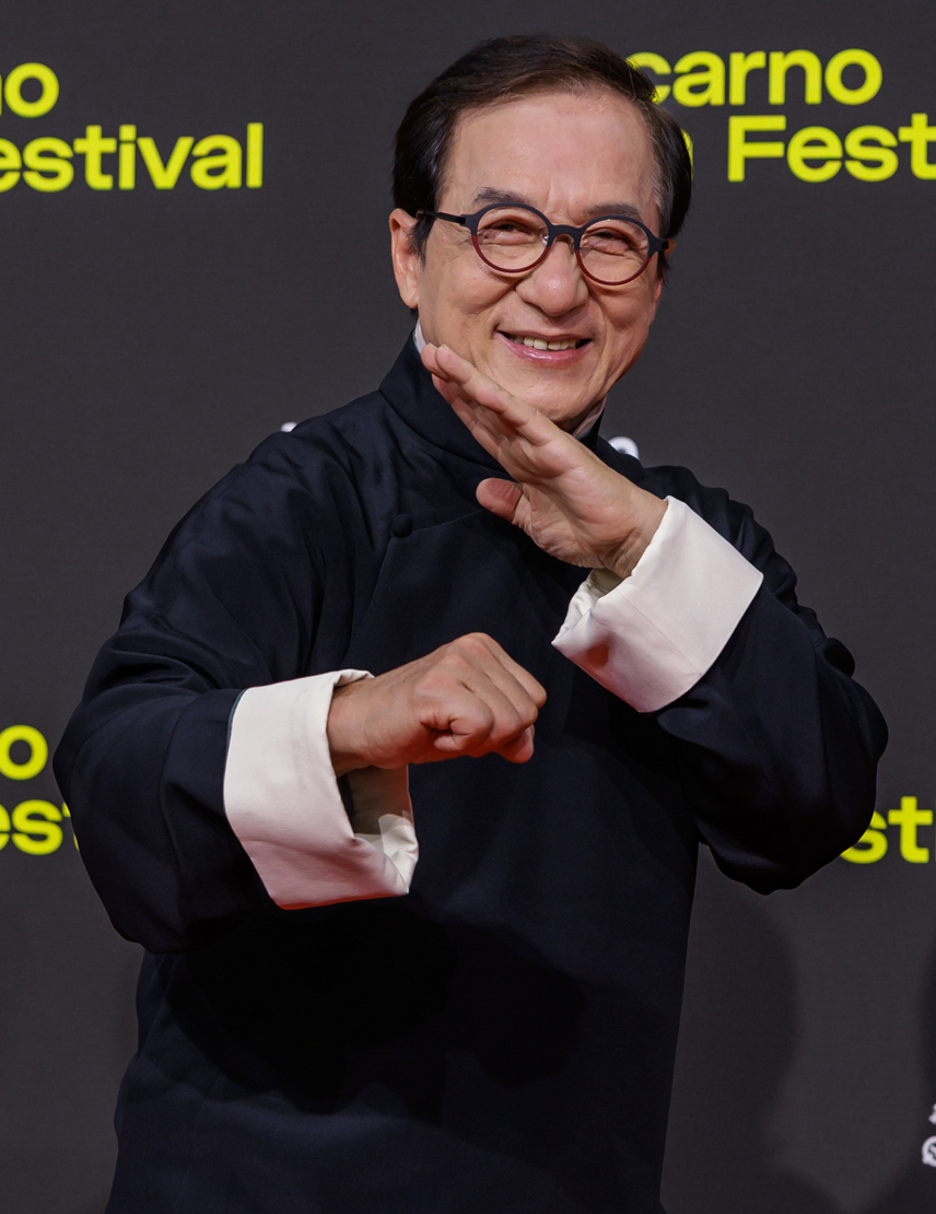 Jackie Chan: Profil, Filmografi, dan Fakta Menarik Sang Aktor
